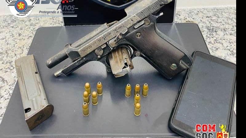 Arma e munições apreendidas pela PM Homem ‘passeia’ com arma de fogo e é preso em Caraguatatuba (SP) - Foto: PM