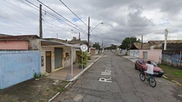 “Recebeu ligação da imobiliária desta cidade de Praia Grande comunicando que pessoas desconhecidas haviam invadido a sua casa; imediatamente a vítima se dirigia a esta cidade de Praia Grande”, detalha o registro policial. - Google Street View