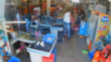 Clientes e funcionários saíram rapidamente do local com medo e sem entender toda confusão que estava acontecendo Filho mata o pai em Araucária Imagem embaçada do interior do estabelecimento comercial com o filho matando o pai - Divulgação