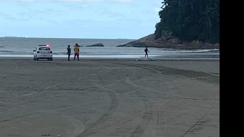Estado do corpo dificultou identificação, disse PM Cadáver aparece boiando em praia do litoral de SP Praia com corpo em saco e viatura - Imagem: Reprodução / web