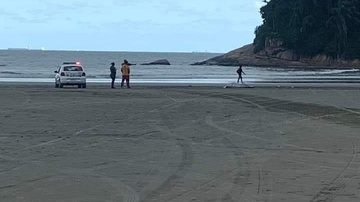 Estado do corpo dificultou identificação, disse PM Cadáver aparece boiando em praia do litoral de SP Praia com corpo em saco e viatura - Imagem: Reprodução / web