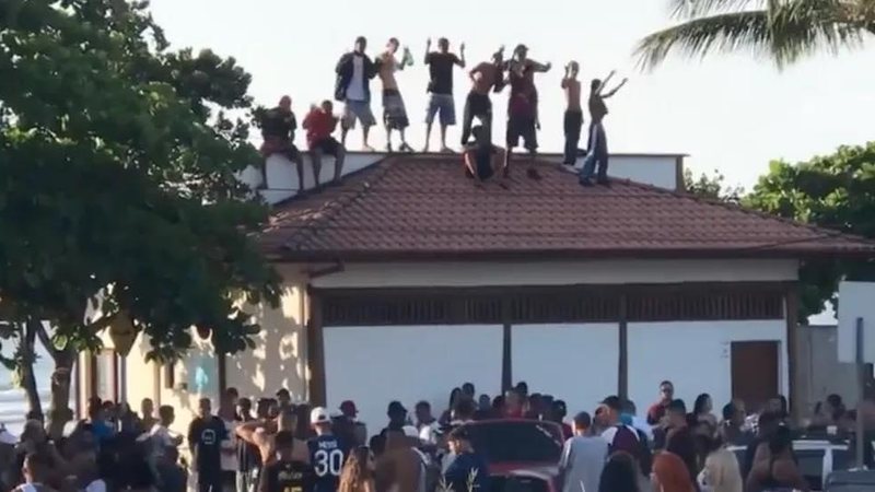 Jovens no teto da Escola Municipal de Surfe de Ubatuba Sem limites: jovens dançam em teto de escola de surfe em Ubatuba (SP); VÍDEO - Foto: Divulgação