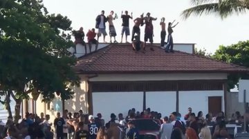 Jovens no teto da Escola Municipal de Surfe de Ubatuba Sem limites: jovens dançam em teto de escola de surfe em Ubatuba (SP); VÍDEO - Foto: Divulgação