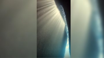Imagem da fenda de luz entre duas pedras em uma ilha do Litoral Norte de SP Espetacular! Fotógrafo mergulha e registra incrível fenda de luz entre duas pedras; VÍDEO - Foto: Reprodução Instagram | Rafael Mesquita