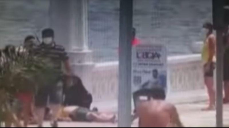 Homem foi encaminhado à UPA (Unidade de Pronto Atendimento) da Zona Leste e passa bem Homem caído no chão Homem caído no chão com outros em volta socorrendo - Reprodução