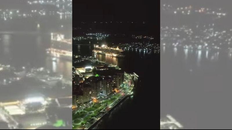 MSC Seaside zarpou na noite de sábado (5) Imagens feitas por drone de navio de cruzeiros saindo do Porto de Santos fascinam Navio de cruzeiro zarpa do Porto de Santos a noite - Reprodução/Instagram @dronefabiano68
