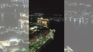 MSC Seaside zarpou na noite de sábado (5) Imagens feitas por drone de navio de cruzeiros saindo do Porto de Santos fascinam Navio de cruzeiro zarpa do Porto de Santos a noite - Reprodução/Instagram @dronefabiano68