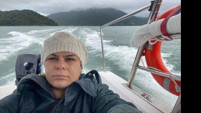 Prefeita Flavia Pascoal seguiu pelo mar em direção da comunidade de Camburi, que está isolada Chuva isola comunidade de Ubatuba e prefeita vai pelo mar para conferir situação Prefeita de Ubatuba, Flavia Pascoal, em lancha no mar - Reprodução/Facebool Flavia Pascoal