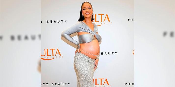 Rihanna faz revelações bombásticas e herdeiro deve vir ao mundo no próximo mês Rihanna Rihanna posando para foto mostrando a barriga de gravida em evento da Fenty Beauty - Reprodução Fenty Beauty