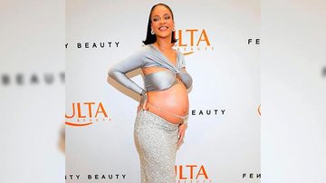 Rihanna faz revelações bombásticas e herdeiro deve vir ao mundo no próximo mês Rihanna Rihanna posando para foto mostrando a barriga de gravida em evento da Fenty Beauty - Reprodução Fenty Beauty