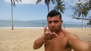 Jefferson tinha 39 anos e foi abordado na madrugada desta quarta-feira (16) Jéfinho da Biz Jéfinho da Biz na praia mandando beijo para a câmera - Arquivo Pessoal