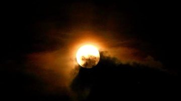 Lua chegou à fase cheia por volta das 4 horas do dia 18, estando a 381.488 quilômetros de distância da terra Lua cheia embeleza o céu e chama atenção na internet Lua cheia entre as nuvens - Reprodução