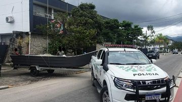 Barco furtado foi recuperado pela Polícia Ambiental de Ubatuba (SP) Polícia Ambiental recupera embarcação furtada em Ubatuba (SP) - Foto: Polícia Ambiental
