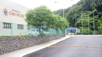 Instituição fica localizada no Morro da Nova Cintra Lar de idosos em Santos pede doações para realização de celebração de Páscoa Fachada da Casa do Sol de Santos - Rodrigo Montaldi/DL