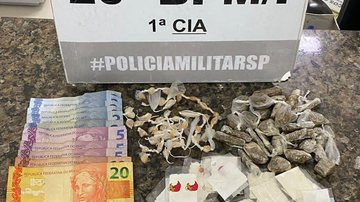 Drogas apreendidas pelos policiais Homem é preso por tráfico de drogas em São Sebastião (SP) drogas e dinheiro sobre a mesa - Foto: Polícia Militar