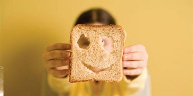 O consumo de carboidrato pode ser um aliado à dieta e a perda de peso Não, comer pão não engorda; entenda pao de forma com cara de feliz - Foto: Organik | Divulgação