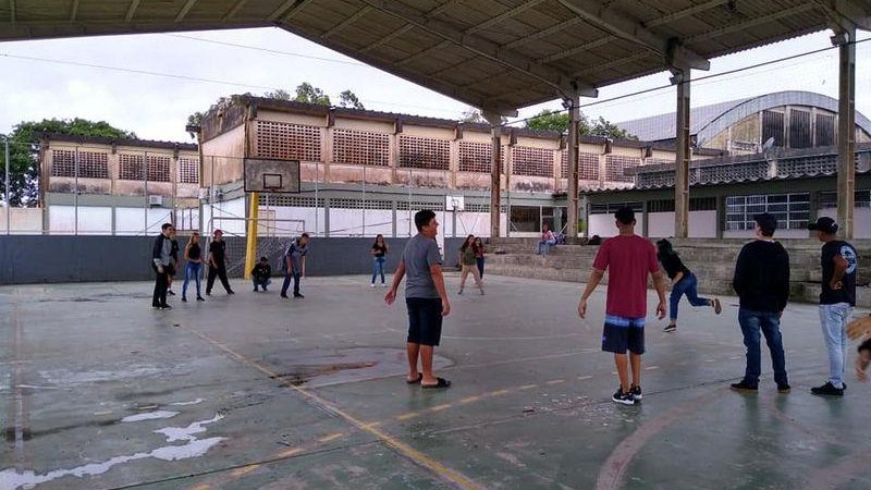 Escola Estadual Armando Bellegard, em Bertioga CAPA - Pais e alunos se rebelam após escola no litoral de SP proibir chinelo e roupas curtas Alunos em quadra de escola - Facebook/Belega Bertioga