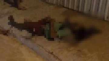 Corpo foi encontrado com marcas de tiros Homem é encontrado morto a tiros em rua de Praia Grande (SP) Homem morto no chão, imagem desfocada - Imagem: Reprodução / Praia Grande Mil Grau