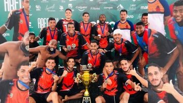 Equipe ficou em primeiro lugar na Competição que teve São Vicente em segundo lugar e Corinthians em terceiro Time de Beach Soccer de Cubatão Time de Beach Soccer de Cubatão com a taça de primeiro lugar na Competição - Divulgação