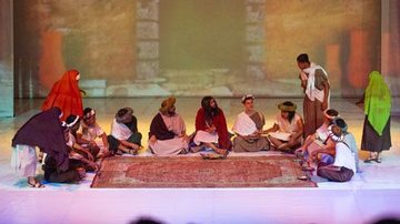 Espetáculo relembrará momentos de personalidades que tiveram contato com Jesus Cristo, como Maria, José, Pôncio Pilatos e os apóstolos Praia Grande prepara programação especial para celebrar a Páscoa Cena do espetáculo, com Jesus e os discípulos sentados n - Amauri Pinilha/Divlgação