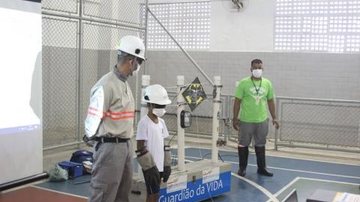 Stand com simulação de uma pipa na fiação elétrica foi montada em uma escola de Santos Pipa em energia elétrica - Divulgação PMS/Carlos Nogueira