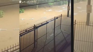 Choveu 500 mm desde a tarde deste domingo (20) em Petrópolis Nova enchente em Petrópolis carrega cruzes em homenagem aos mortos | VÍDEO Cruzes brancas são levadas pela enxurrada em Petrópolis - Reprodução/Redes Sociais