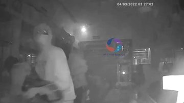 Imagem de câmera de monitoramento do local CAPA - Homens armados deixam granada após roubo a joalheria no Guarujá (SP) homem encapuzado roubando joalheria