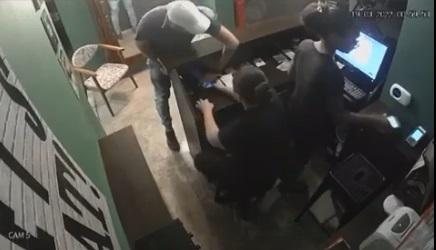 Indivíduos renderam duas funcionárias que estavam no caixa do estabelecimento, e na sequência trancaram os demais trabalhadores no toalete Criminosos armados rendem funcionários de um restaurante no Guarujá e roubam o local Criminoso rendendo as funcionári - Reprodução