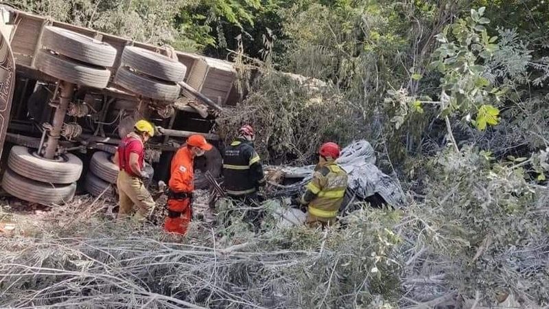 Bombeiros no local do acidente Avô, esposa, filho, nora e netos do litoral SP morrem em acidente de trânsito na BR 251 Caminhão despencado de ribanceira - Imagem: Divulgação / Polícia Rodoviária Federal