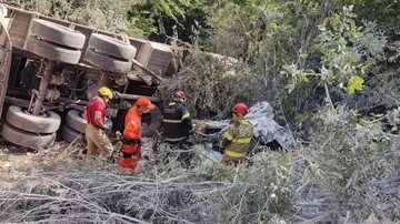 Bombeiros no local do acidente Avô, esposa, filho, nora e netos do litoral SP morrem em acidente de trânsito na BR 251 Caminhão despencado de ribanceira - Imagem: Divulgação / Polícia Rodoviária Federal