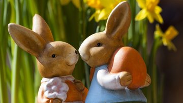 Coelhinho da Páscoa vai ter que ficar atento para conseguir encontrar bons preços nos chcolates nesta Páscoa Pesquisa de Páscoa do Procon encontra diferença de quase 224% no preço de chocolates Esculturas de coelhinho e coelhinha. Coelhinho segura um ovo d - Pixabay