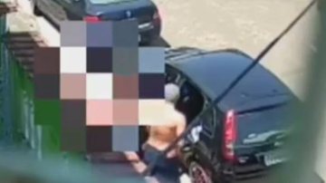 Entregadora foi abordada pelos homens que já tinham arquitetado o plano minutos antes ao analisarem as mercadorias de longe Assalto em Praia Grande Homem abordando e ameaçando uma entregadora de mercadorias - Reprodução