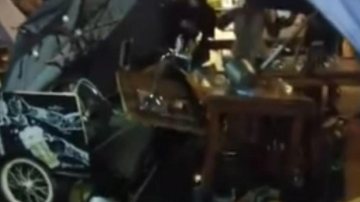 Motorista havia feito uso de bebida alcoólica e uso de entorpecentes Motorista bêbado avança contra mesa de bar e deixa duas vítimas em estado grave Carro no meio das mesas caídas - Reprodução
