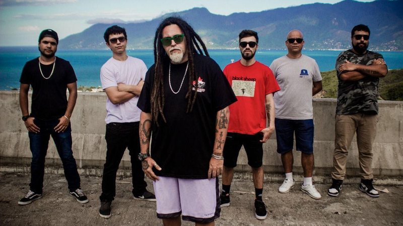 No próximo sábado (9), às 20h, tem apresentação da banda Sr. Bamba, que traz um som marcante que mistura elementos do rock, reggae e rap Espaço Circo Navegador terá show com Sr. Bamba em São Sebastião (SP) sr bamba - Foto: Circo Navegador