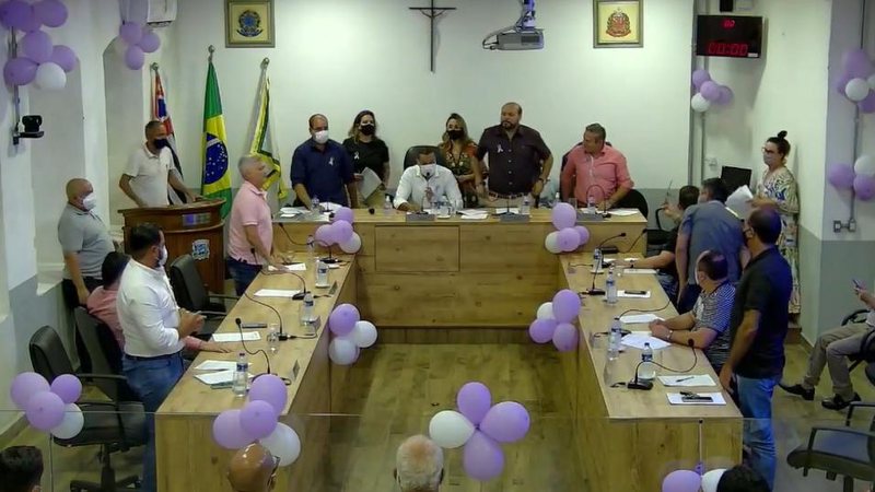 Momento em que os vereadores Daniel Soares, Luiz Carlos Cardim, Renato, Diego Nabuco, Daniel Simões, Marcos Fuly e Teimoso levantam e rejeitam abertura de processo de cassação contra o prefeito Felipe Augusto (PSDB) Vereadores rejeitam processo contra pref - Foto: Reprodução | CMSS