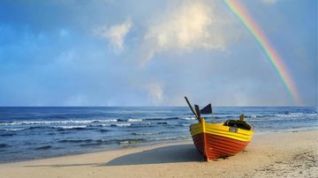 Fique bem informado em uma leitura rápida e prazerosa Olá! Seu resumo diário de notícias desta quarta-feira (9) chegou! Barco em praia com arco-íris ao fundo - wallpaperflare.com