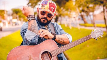 Shows acontecerão na Tenda de Eventos e têm entrada gratuita Lucas Camargo Lucas Camargo de boné e violão na mão - Divulgação