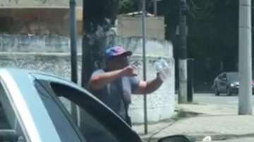 Vendedor ambulante alegra quem passa pelo semáforo da rua Frei Gaspar Vendedor de água canta e faz rima para atrair clientes Homem vendendo água no semáforo - Reprodução