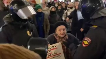 Elena Osipova, de 77 anos, sobreviveu ao Cerco a Leningrado pelos nazistas Idosa que sobreviveu à 2ª Guerra é detida após protestar na Rússia | VÍDEO Idosa segura cartaz contra invasão à Ucrânia em protestos na Rússia - Reprodução/Redes Sociais