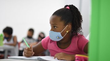 “Acho prematura a decisão de desobrigar o uso de máscaras em todos os ambientes", afirma o prefeito Toninho Colucci Obrigatoriedade do uso de máscaras permanece nas escolas de Ilhabela Estudante com máscara no rosto - Divulgação
