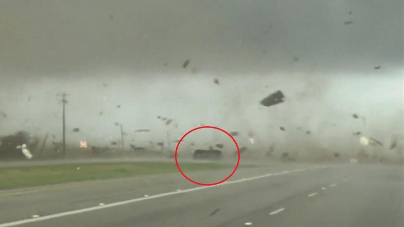 Caminhonete foi arrastada e chegou a rodopiar Motorista escapa milagrosamente de  tornado nos EUA; assista Caminhonete em tornado - Imagem: Reprodução / Brian Emfinger