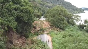 Queda de barreira na rodovia Rio-Santos na região de Mangaratiba - RJ Vídeo mostra uma das enormes barreiras que interditam trecho da Rio-Santos - Reprodução/Redes Sociais