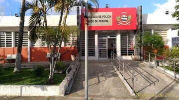 Indivíduo se apresentou na delegacia, onde foi realizado os procedimentos necessários para conduzi-lo à cadeia Homem que estuprou menino de 12 anos é preso em Peruíbe Fachada da delegacia de polícia de Peruíbe - Divulgação