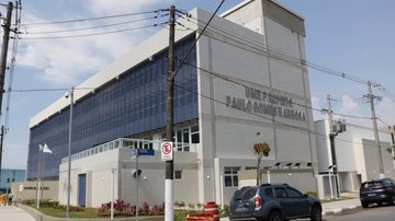 O crime foi flagrado pelas câmeras de segurança UME Paulo Gomes Barbosa Fachada da UME Paulo Gomes Barbosa - Divulgação/Prefeitura de Santos