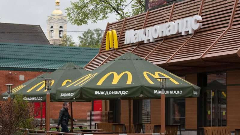 McDonald's interrompe de vez operações na Rússia após mais de 30 anos Mc Donald's na Rússia Fachada de unidade do Mc Donald's na Rússia - Andrey Rudakov/Bloomberg