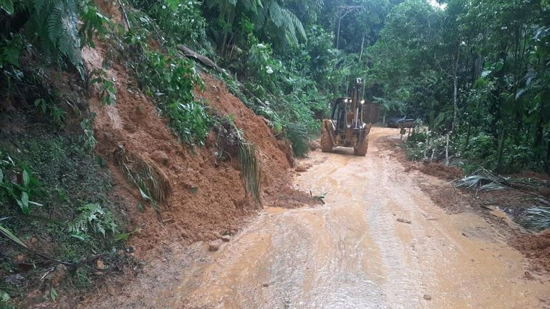 Estradas de acesso à cidade seguem com diversos pontos de interdição total e alguns trechos com o sistema pare e siga Ubatuba solicita apoio da Marinha, do Águia da PM e da Defesa Civil Estadual e Nacional Estrada interditada devido à queda de barreira em - Ubatuba Destaque