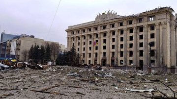 Centro de Kharkiv sofre bombardeios na manhã desta terça-feira (1) Vídeo mostra exato momento em que míssil atinge prédio na Ucrânia Destruição após queda de míssil em Kharkiv, segunda maior cidade da Ucrânia - Serguei Bobok/AFP