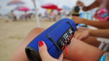 Em caso de descumprimento, o responsável pelo barulho pode ser autuado entre R$ 5.490 e R$ 10.980 Ausência de caixas de som é comemorada por banhistas em São Sebastião (SP) caixa de som na areia da praia - Foto: Félix Zucco / Agencia RBS