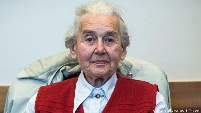 Ursula Haverbeck negou a existência do campo de Concentração de Auschwitz e afirmou que seria "apenas um campo de trabalho forçado" Idosa neonazista Idosa com blusa vermelha e cabelo branco - Divulgação