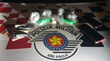 Drogas e celulares apreendidos pelos policiais Dupla é presa após esconder drogas em poste em Caraguatatuba (SP) - Foto: Polícia Militar